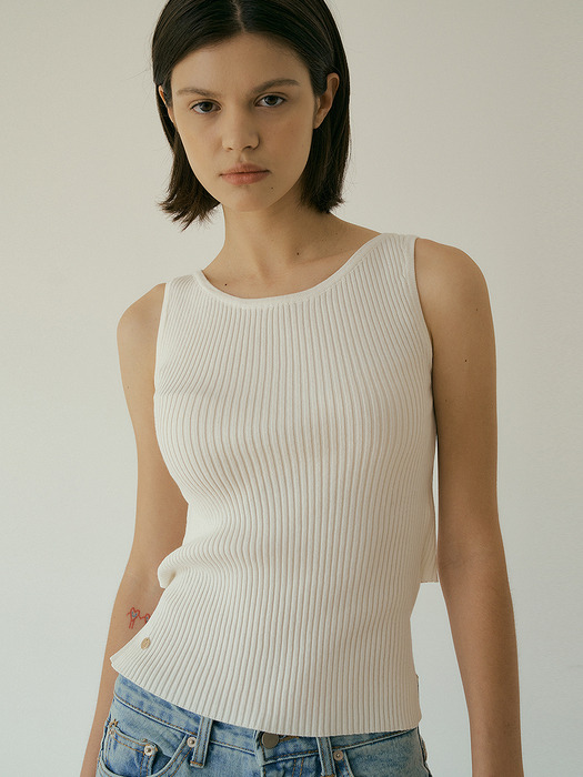 Back strap boat-neck sleeveless knit (ivory)