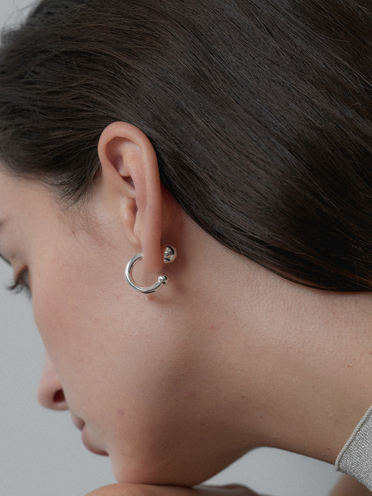 curve ball earring - silver