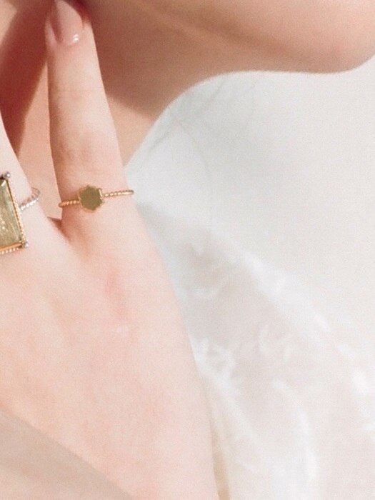 Mini flower ring
