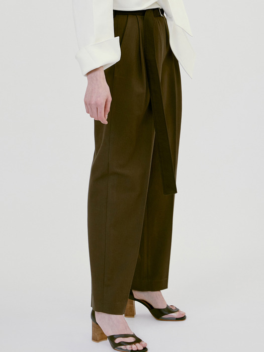 BELTED PLEATED TROUSERS (BROWN)