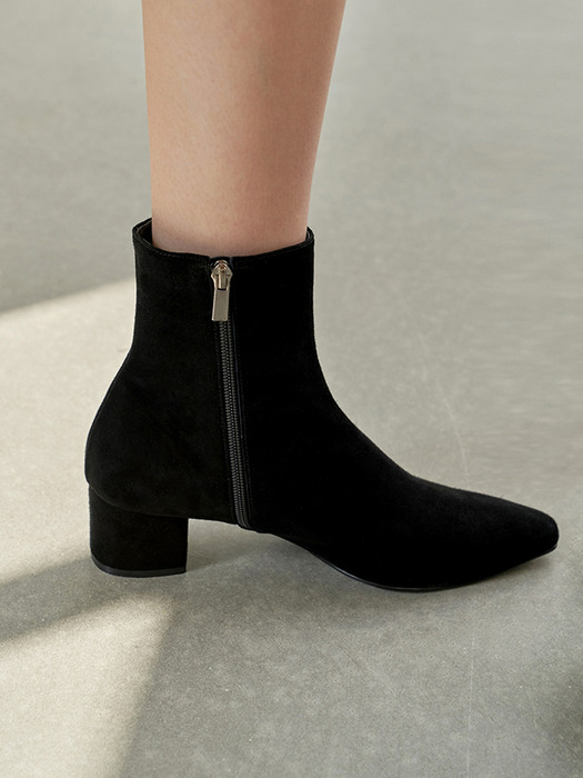 SQUARE TOE SUEDE ANKLE BOOTS [BLACK]