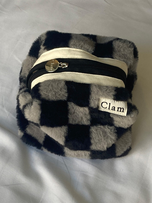 Clam round pouch _ Fur Dark gray Checkerboard