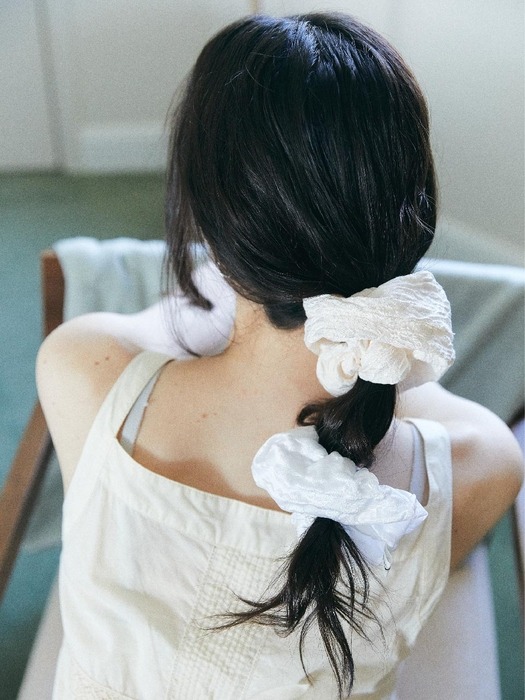 Floral scrunchie_Jacquard white