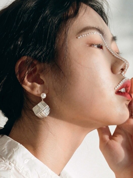 Pearl brick earring