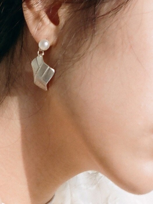 Pearl brick earring
