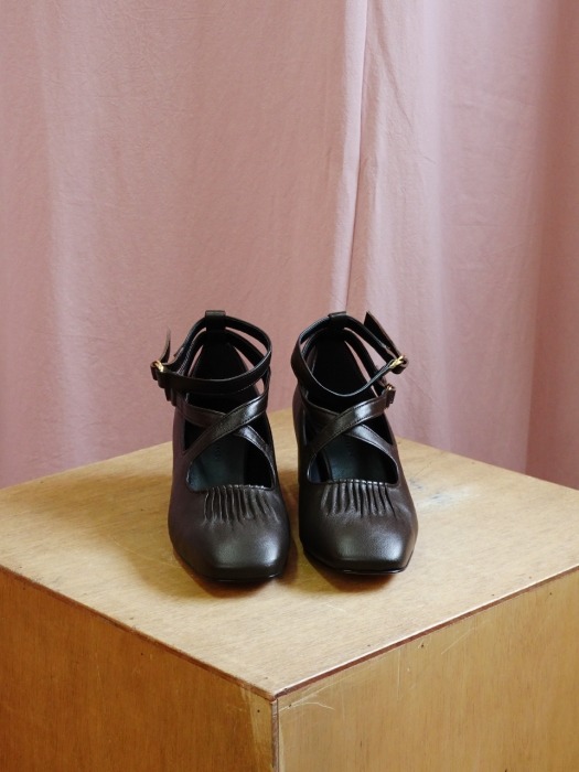 X strap toe shoes Brown
