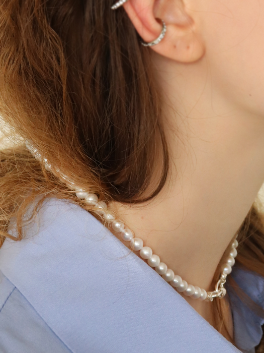 Snowy pearl necklace