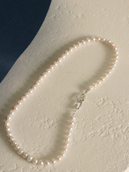 Snowy pearl necklace
