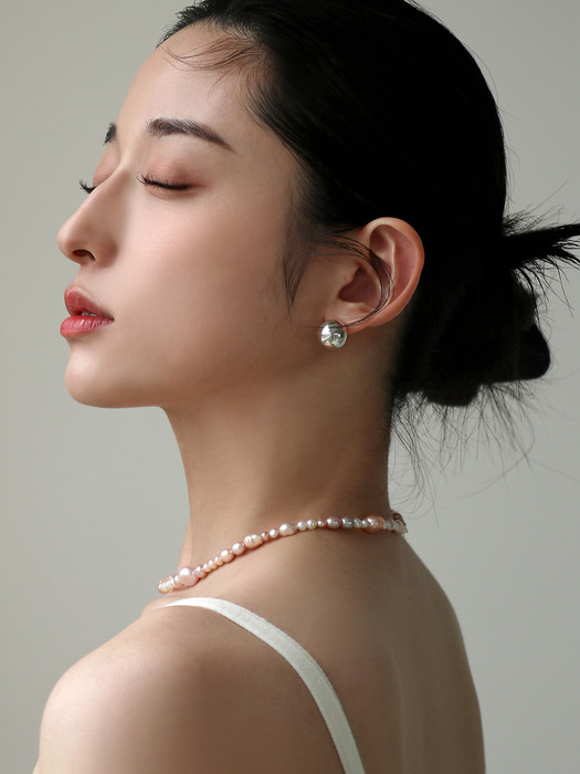 The pink pearl necklace