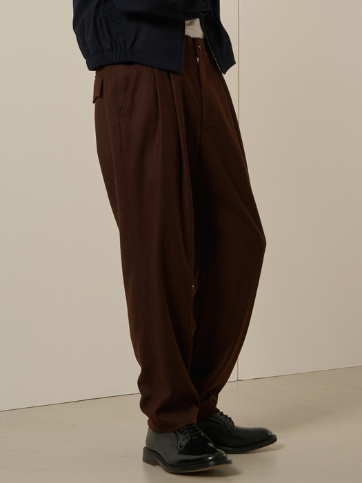 [hohosi X The Souvenir Shop] Quadruple Pleated Trouser (2 Colors)-