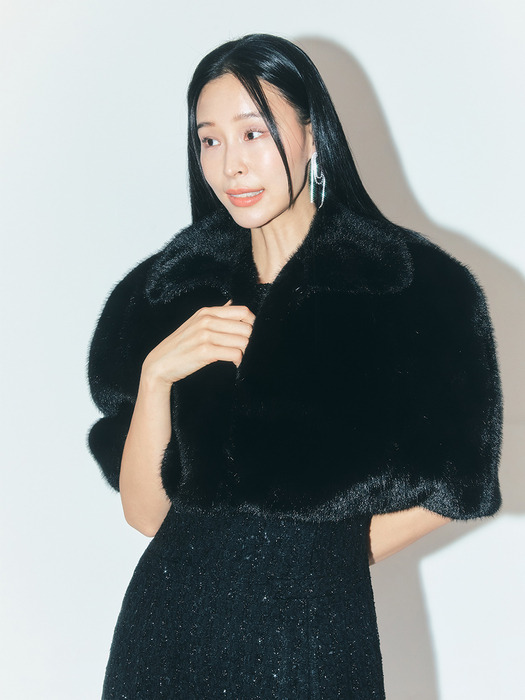 DARIA Pointed collar faux fur cape (Black)