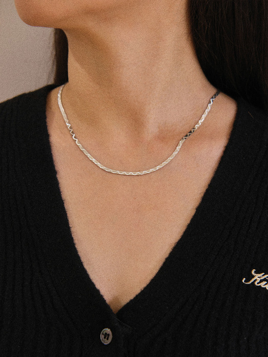 SLIM SNAKE CHAIN NECKLACE