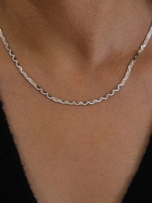 SLIM SNAKE CHAIN NECKLACE