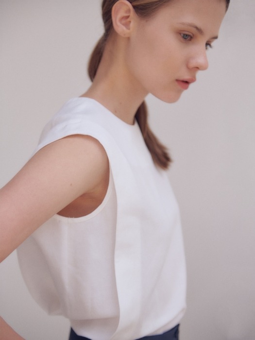 19N Pleats sleeveless blouse [WH]