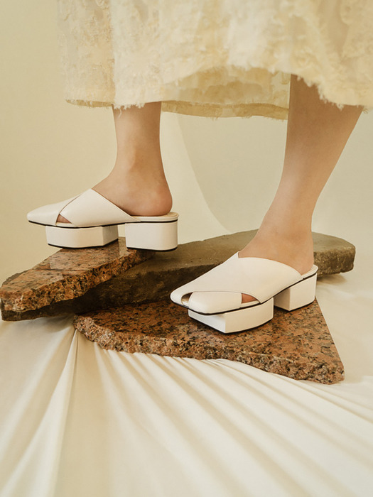 Squared toe crisscross with separated platforms | White