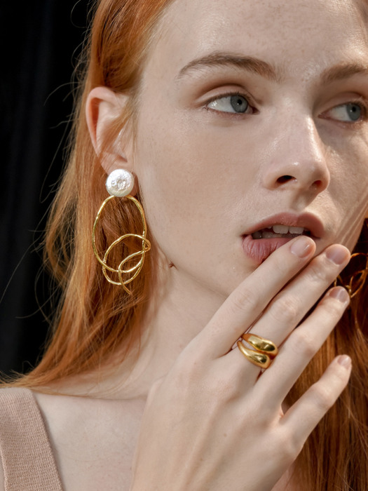 gold line pearl earring