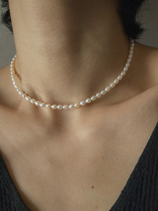 [단독] Creamy pearl with surgical chain choker necklace