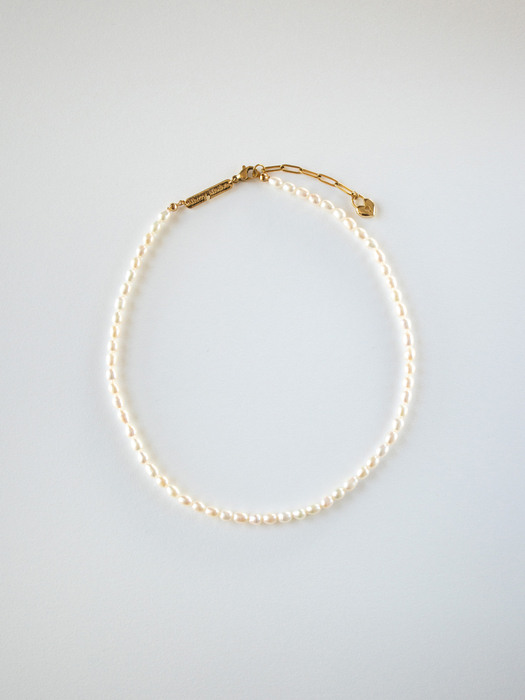 [단독] Creamy pearl with surgical chain choker necklace