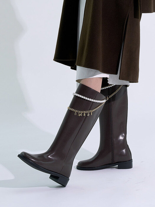 세레나 진주 로고 체인 롱 부츠_B2511(2 Colors) / Serena Pearl Logo Chain Long Boots