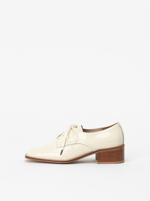 Cordan Lace-up Derby Shoes in Ivory Patent