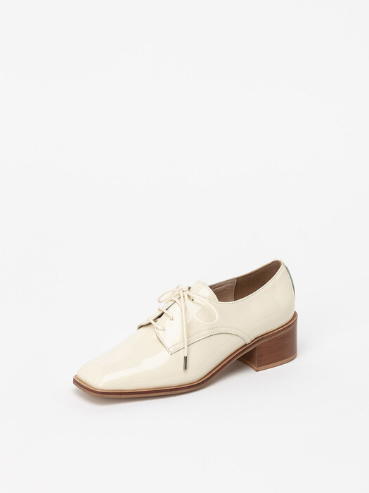 Cordan Lace-up Derby Shoes in Ivory Patent