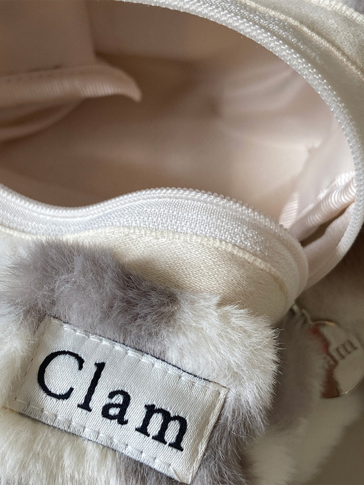 Clam round pouch _ Fur Gray Checkerboard