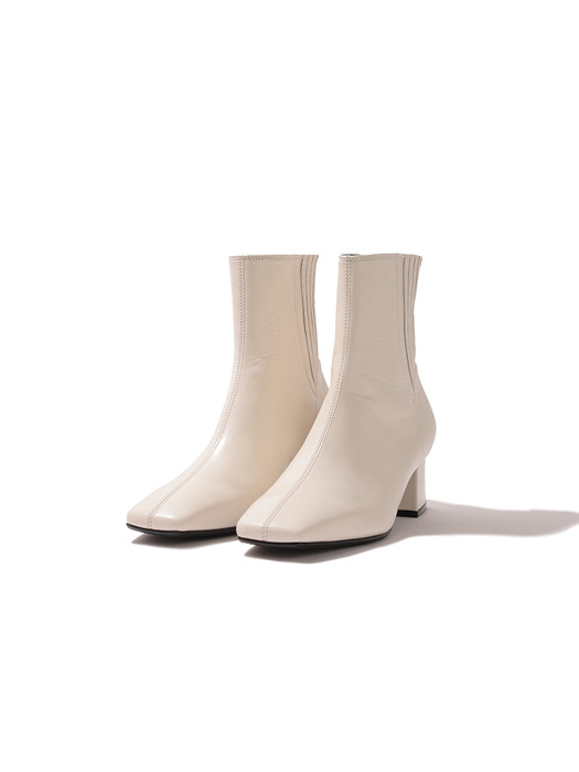 Accordion ankle boots / ivory