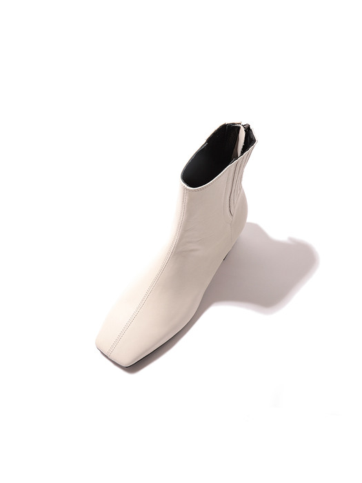 Accordion ankle boots / ivory