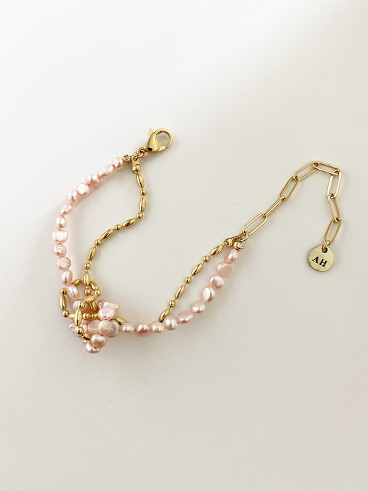 Baby pink pearl bracelet