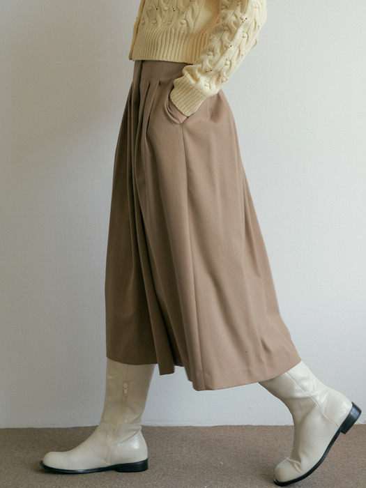 V. pleats long skirt (beige)