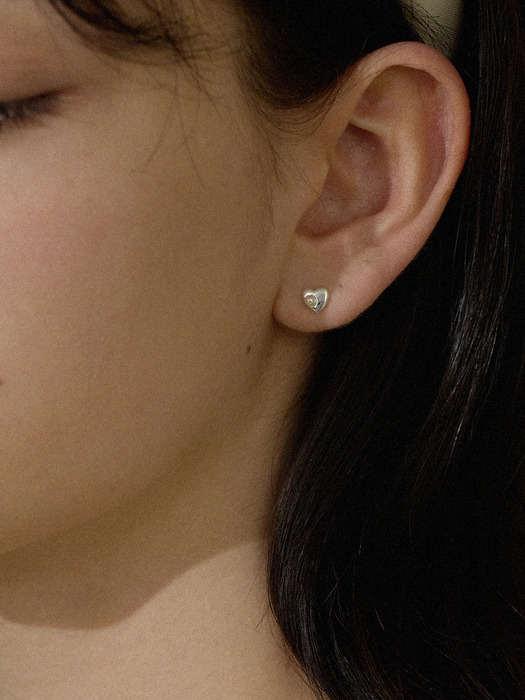 Mini heart pearl earring - silver