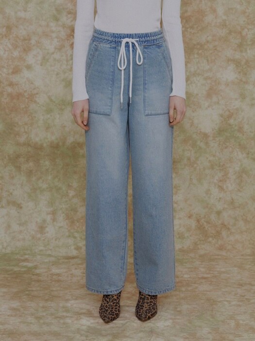 A STRING LOOSE FIT JEAN