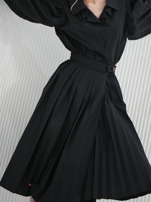 Cotton pleated wrap skirt in black