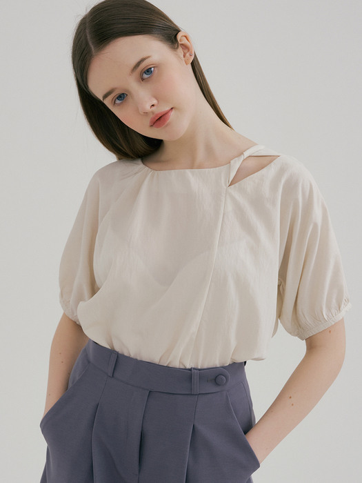 monts 1480 cut-out shirring blouse (cream)