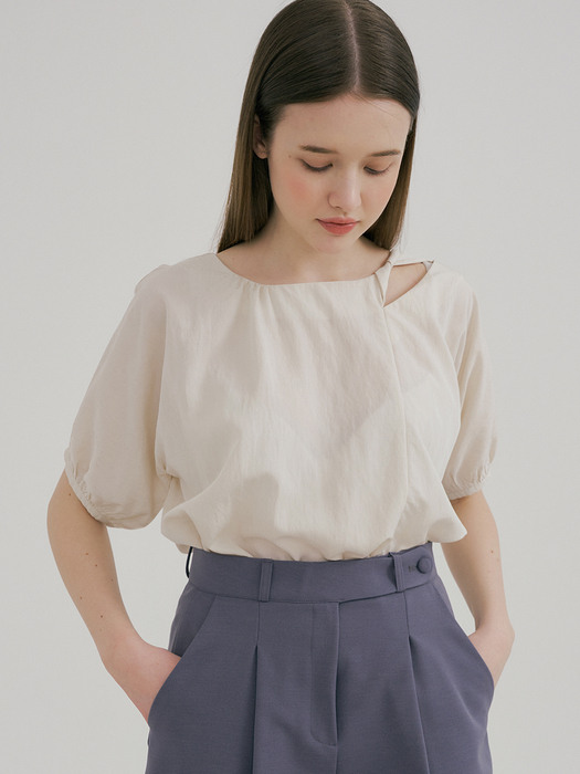 monts 1480 cut-out shirring blouse (cream)