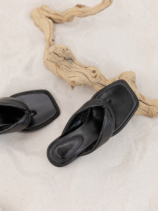 Padded flip-flops - black