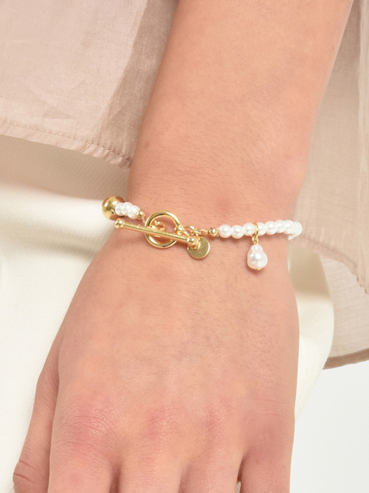 HB025 Gold Toggle Pearl Bracelet