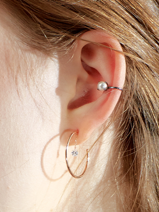 MIDDLE DOTE HOOP EARRING