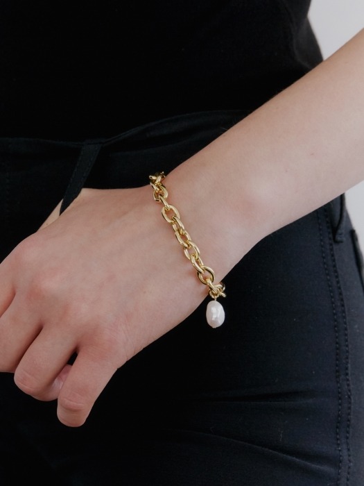 Pearl & Bold Chain Bracelet