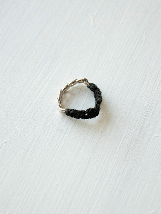 Black knit with link chain ring