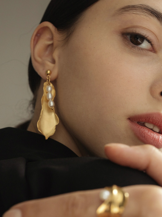 Magnolia Pearls Earrings (gold)