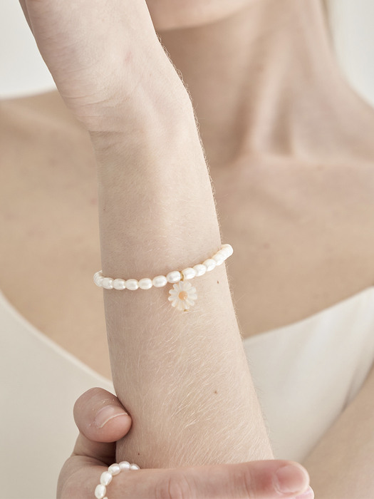 Daisy Pearl Bracelet