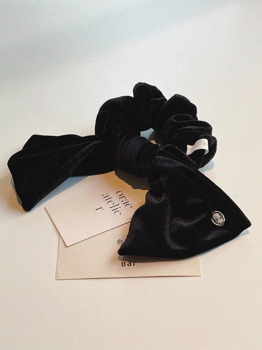 Vintage Mood Cameo Velvet Ruffle Scrunchie[Black]