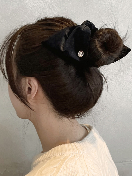 Vintage Mood Cameo Velvet Ruffle Scrunchie[Black]