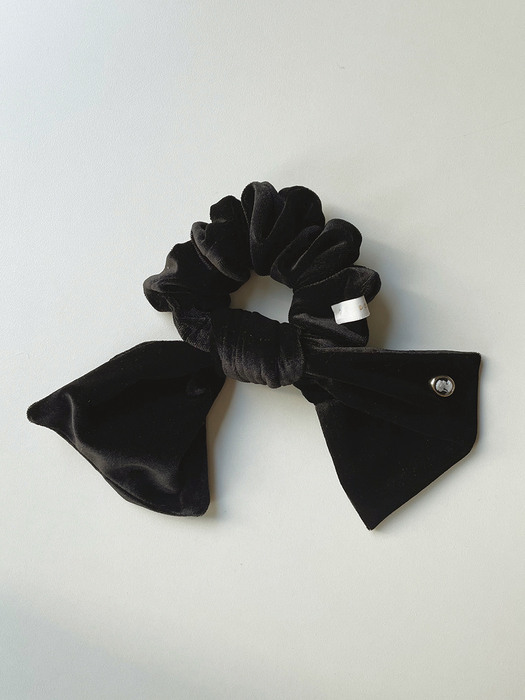 Vintage Mood Cameo Velvet Ruffle Scrunchie[Black]