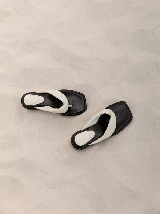 Padded flip-flops - white