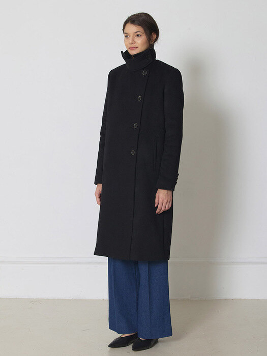 Balanced black wool coat