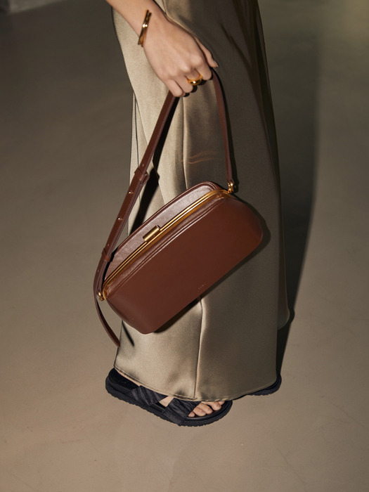 BAGUETTE BAG [BROWN]