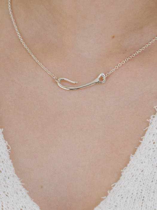 Tail hook necklace