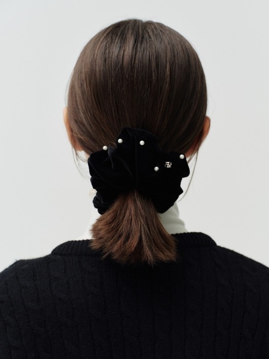 pearl velvet scrunchie - black